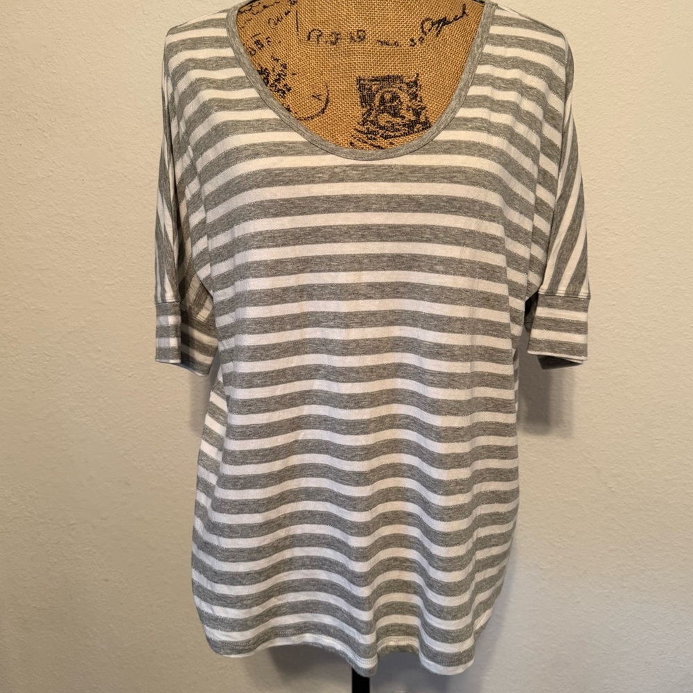 GAP Gray and white striped short sleeve scoop neck top size large